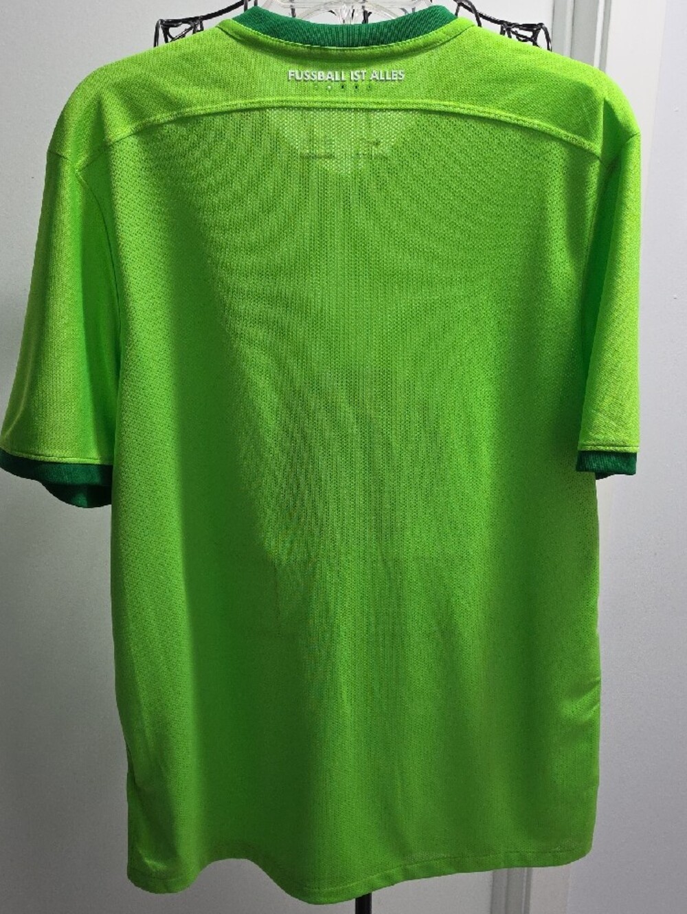 Nike Men's Green VfL Wolfsburg Home Jersey with Volkswagen Logo - Picture 11 of 11